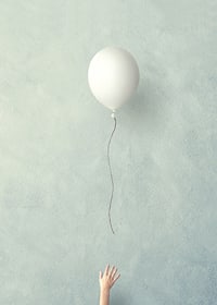 Illustration eines weißen Ballons, der vor blauem Hintergrund aufsteigt-7