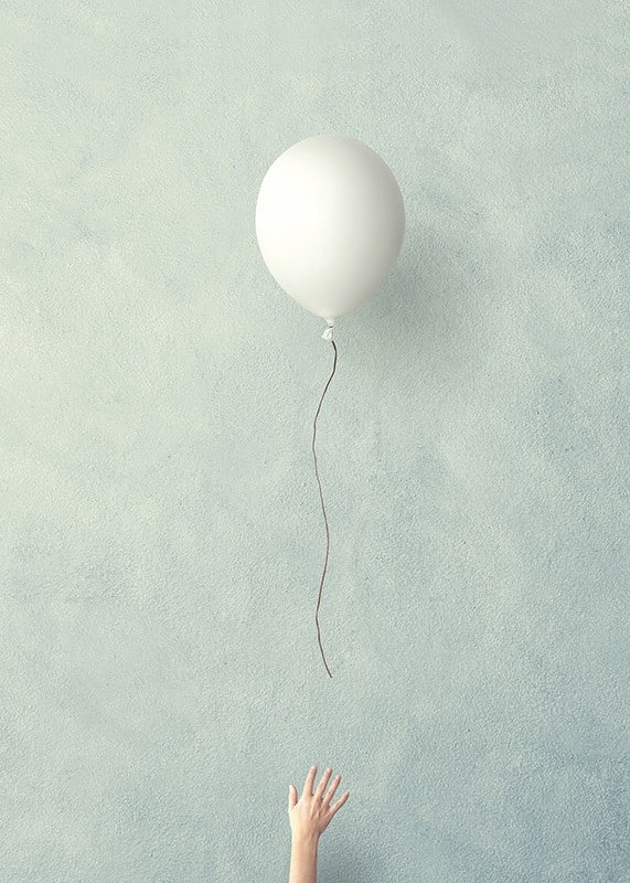Illustration eines weißen Ballons, der vor blauem Hintergrund aufsteigt-12