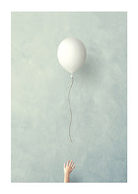 Illustration eines weißen Ballons, der vor blauem Hintergrund aufsteigt-1