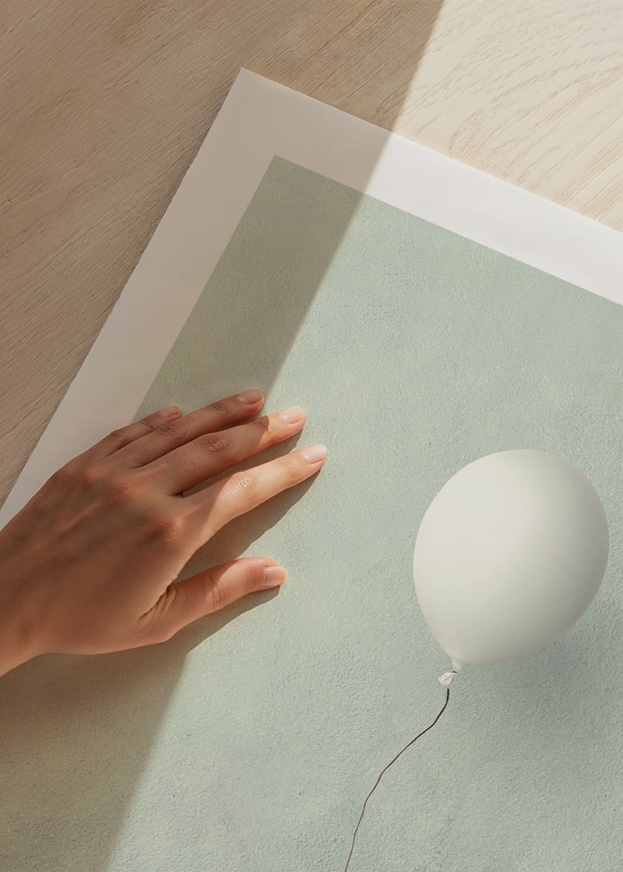 Illustration eines weißen Ballons, der vor blauem Hintergrund aufsteigt-12