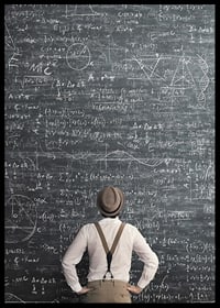 Muž v klobúku stojaci pred veľkou tabuľou s matematickými vzorcami-6