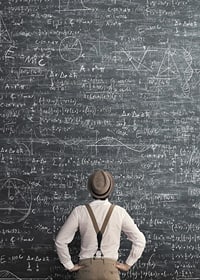Muž v klobúku stojaci pred veľkou tabuľou s matematickými vzorcami-7