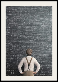 Man i hatt står framför stor griffeltavla med matematiska formler-2