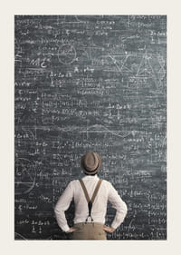 Man i hatt står framför stor griffeltavla med matematiska formler-3