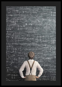 Man i hatt står framför stor griffeltavla med matematiska formler-4