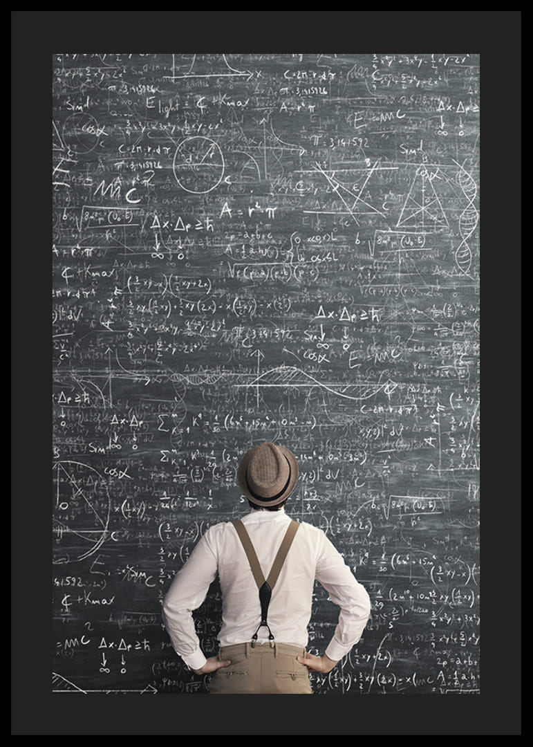 Man i hatt står framför stor griffeltavla med matematiska formler-12