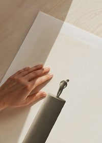 Illustrierte Figuren auf Säulen unterschiedlicher Höhe, Beigetöne-9