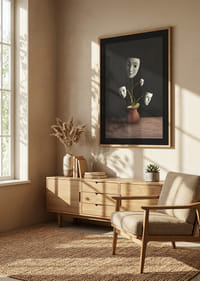 Kuvitus teatterinaamioista kasvien varsilla maljakossa, tummat sävyt-8