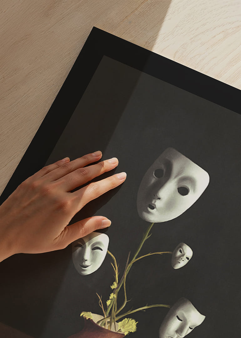 Kuvitus teatterinaamioista kasvien varsilla maljakossa, tummat sävyt-12