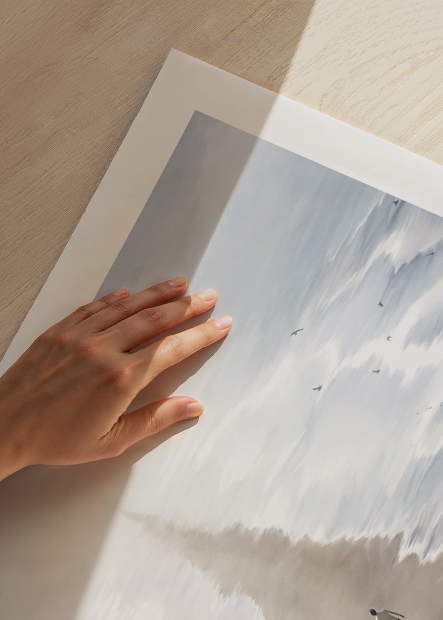 Persoană ilustrată pe o cale nisipoasă între două mări în ceață-12