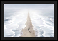 Illustrerad person på sandstig mellan två hav i dimma-4