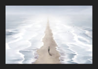 Illustrerad person på sandstig mellan två hav i dimma-5