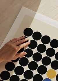Grafisk design med svarta, gula, blå och röda cirklar-3