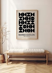 Design graphique inspiré du Bauhaus avec des formes géométriques noires-2