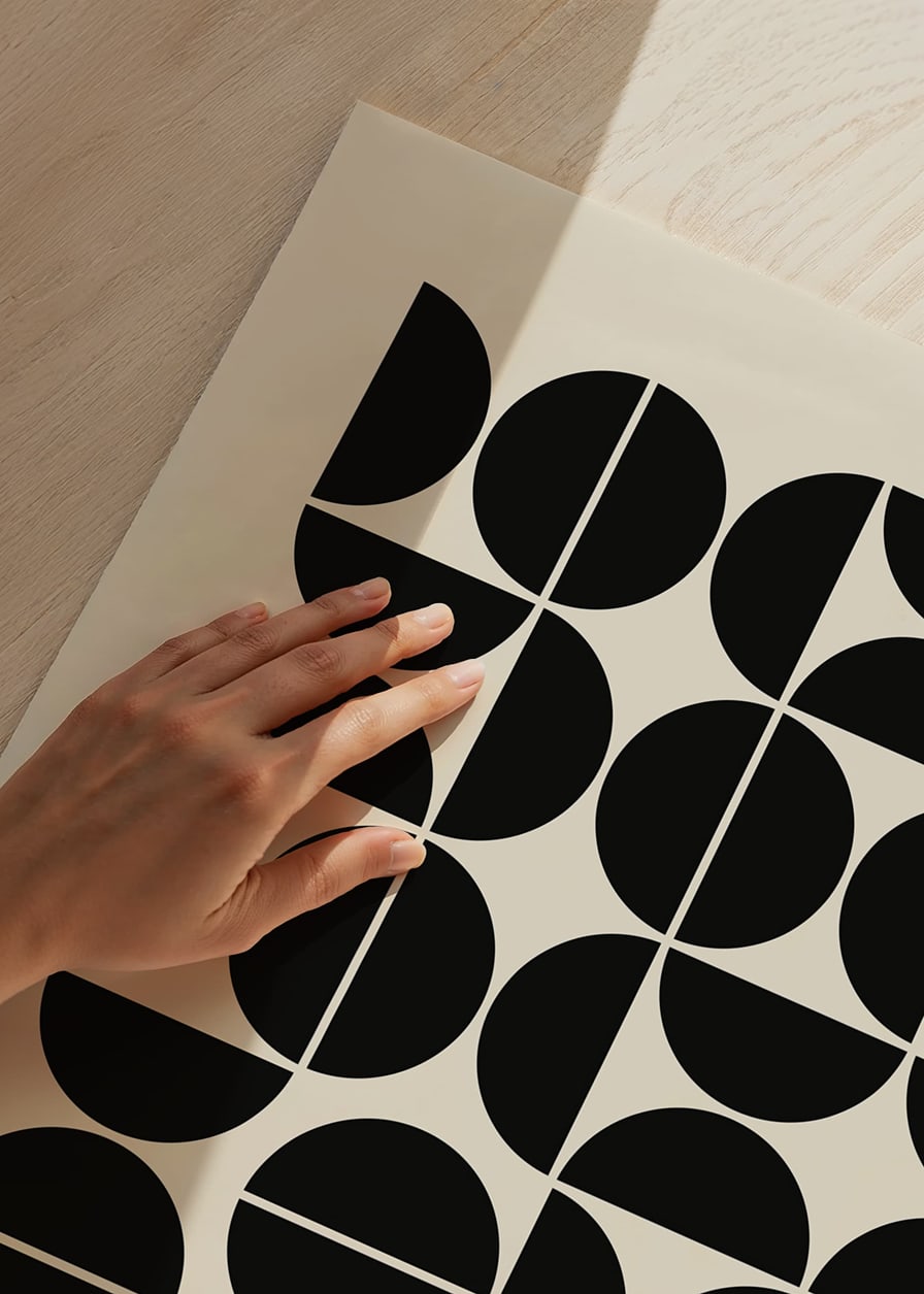 Design graphique inspiré du Bauhaus avec des formes géométriques noires-12