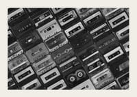 Fekete-fehér fénykép több kazettáról sakktábla mintában-5