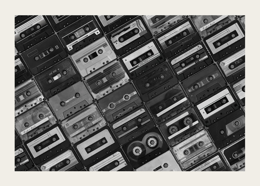 Fekete-fehér fénykép több kazettáról sakktábla mintában-12