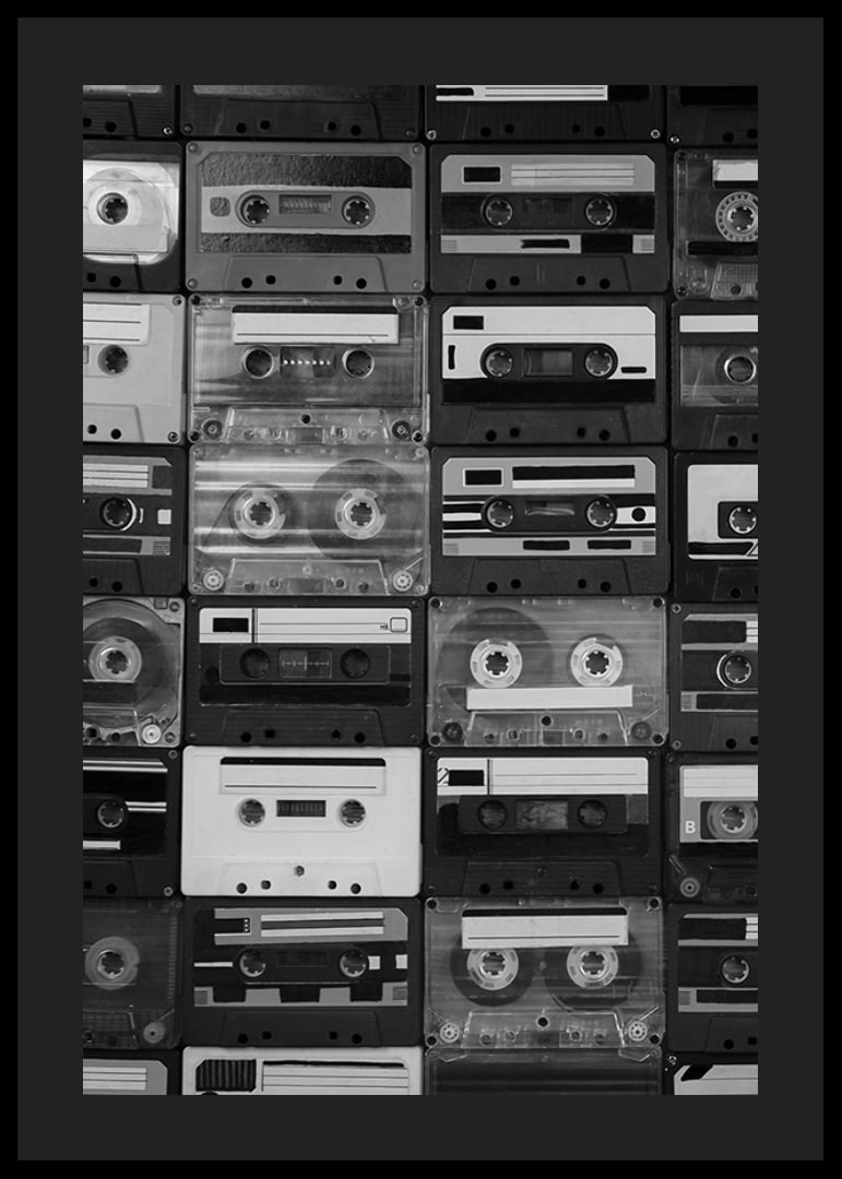 Svartvitt fotografi av staplade retro kassettband, närbild-12