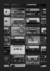 Sort-hvid fotografering af stablede retro kassettebånd, nærbillede-1