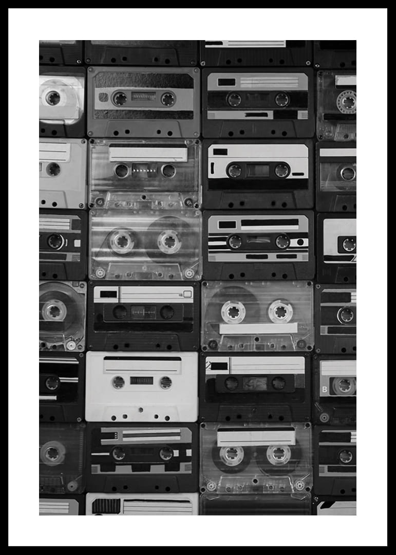 Sort-hvid fotografering af stablede retro kassettebånd, nærbillede-12