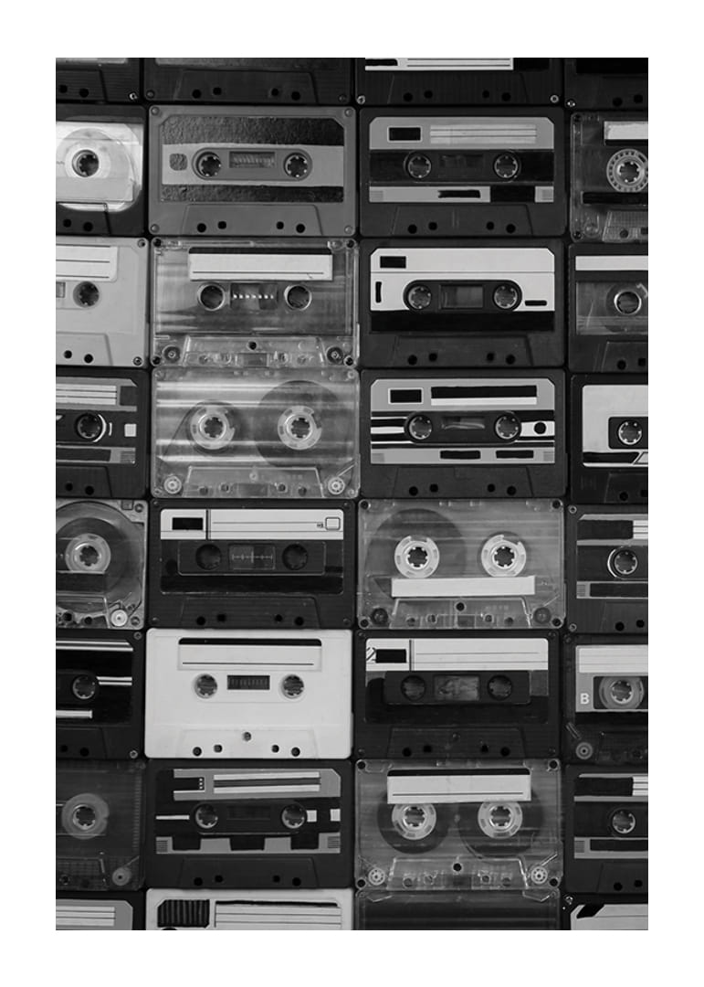 Sort-hvid fotografering af stablede retro kassettebånd, nærbillede-12