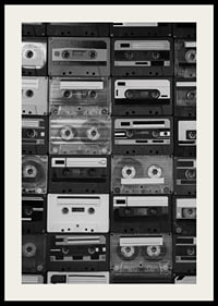 Svartvitt fotografi av staplade retro kassettband, närbild-4