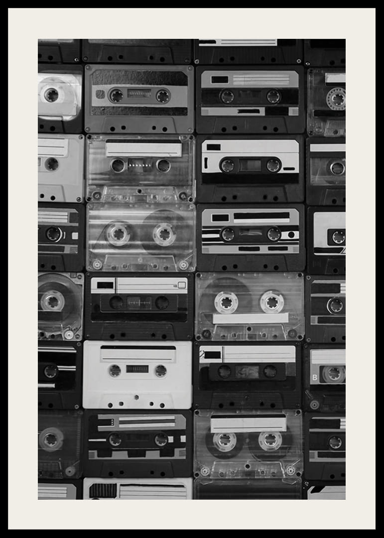 Sort-hvid fotografering af stablede retro kassettebånd, nærbillede-12