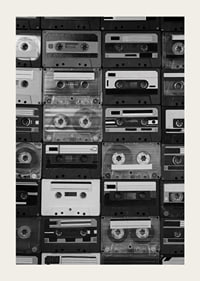 Svartvitt fotografi av staplade retro kassettband, närbild-5