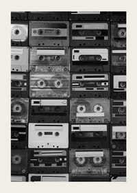 Sort-hvid fotografering af stablede retro kassettebånd, nærbillede-5