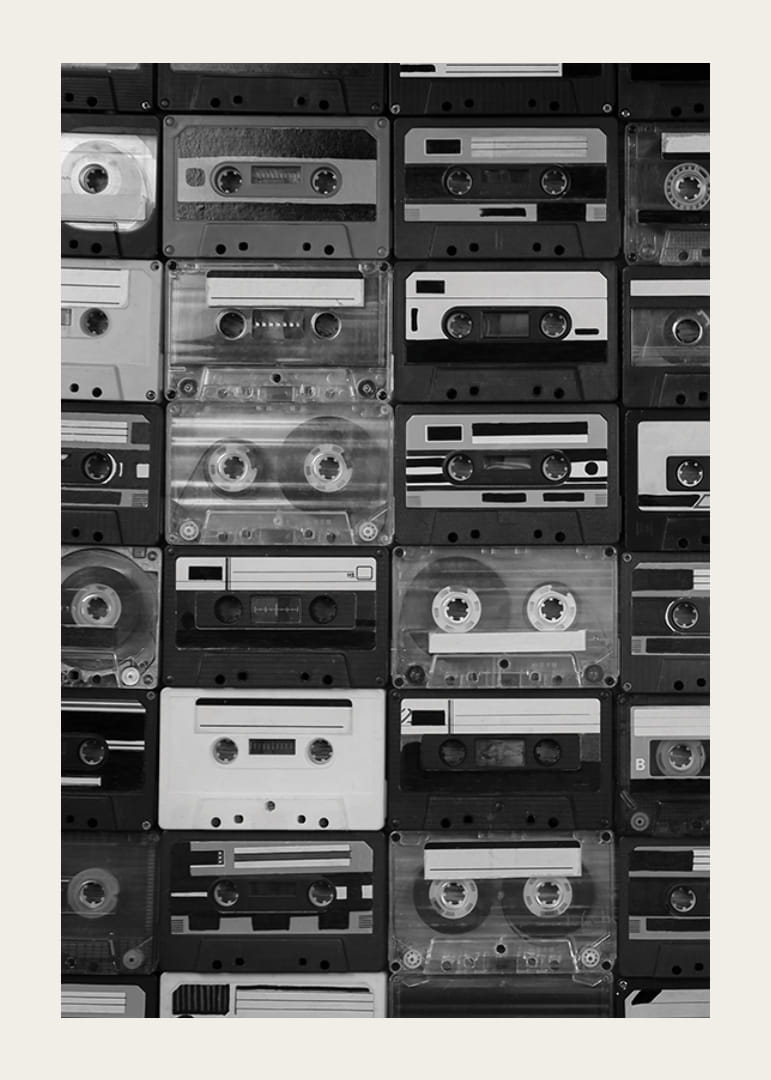 Sort-hvid fotografering af stablede retro kassettebånd, nærbillede-12