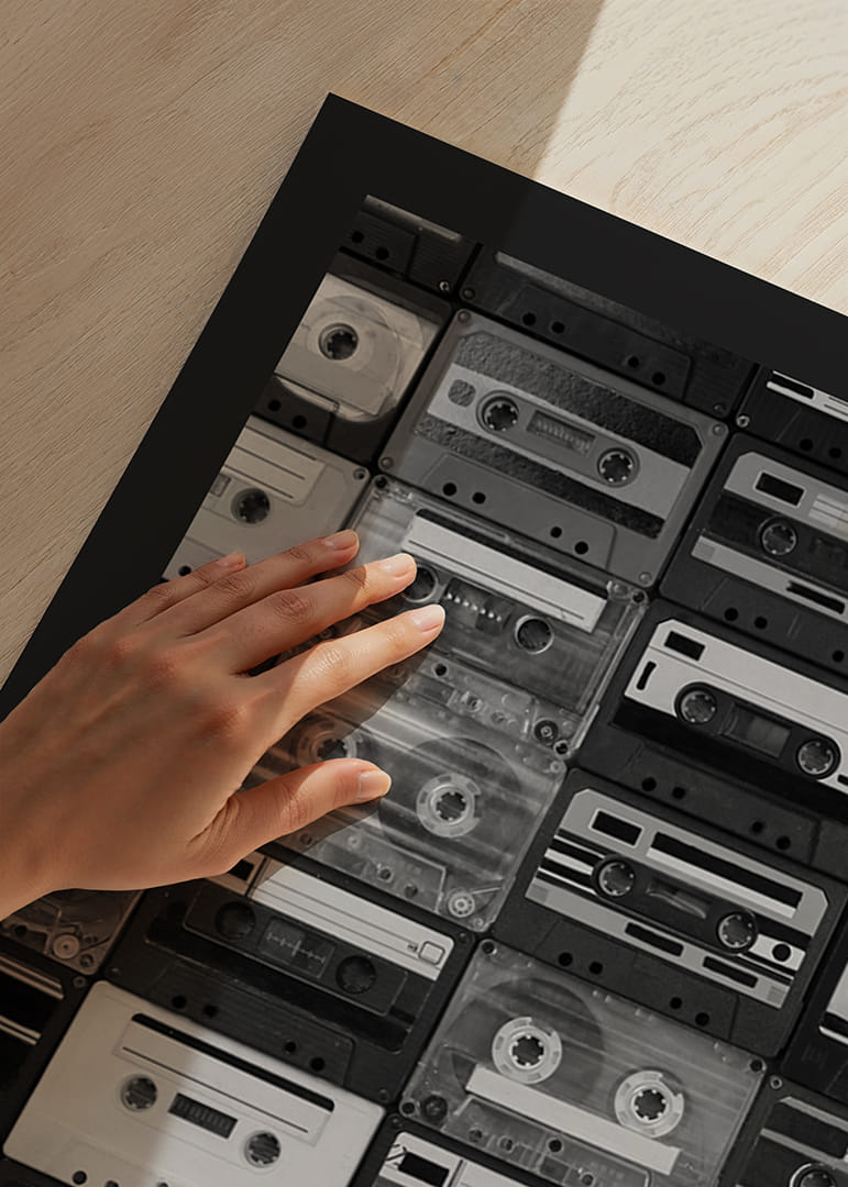 Sort-hvid fotografering af stablede retro kassettebånd, nærbillede-12