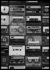 Svartvitt fotografi av staplade retro kassettband, närbild-6