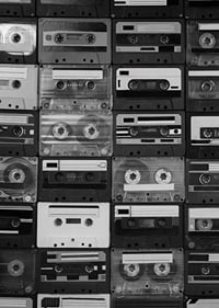 Svartvitt fotografi av staplade retro kassettband, närbild-7