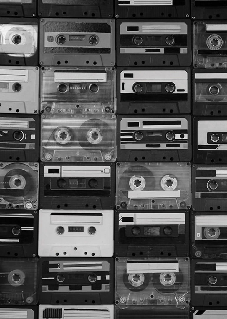 Svartvitt fotografi av staplade retro kassettband, närbild-12