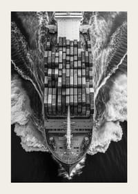 Čiernobiely letecký pohľad na nákladnú loď s kontajnermi na mori-5