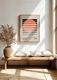 Grafisk illustration med orange cirkel och svarta linjer-2