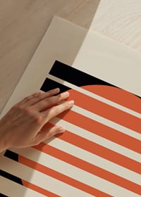 Grafisk illustration med orange cirkel och svarta linjer-3