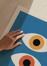Grafisk illustration med två stiliserade ögon på blå bakgrund-3