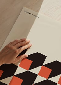 Abstrakta geometriska former i svart och tegelrött på beige-3