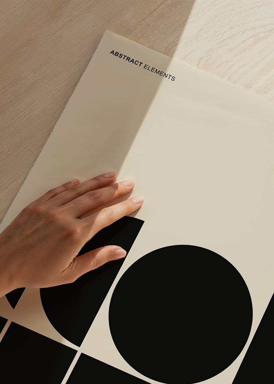 Abstrakta svarta former i symmetrisk komposition på beige-12