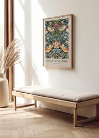 Trastar plockar jordgubbar bland blad och blommor-2