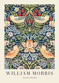 Trastar plockar jordgubbar bland blad och blommor-1
