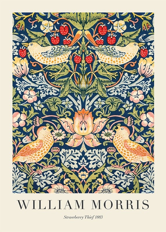 Trastar plockar jordgubbar bland blad och blommor-12
