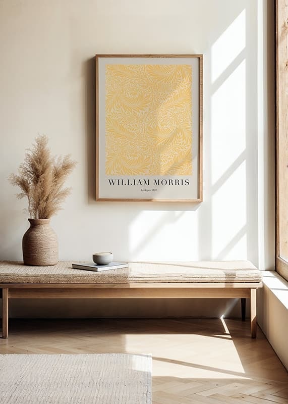 Tätt och grafiskt mönster med stiliserade larkspurblommor och små blad i gult, beige och blå toner mot ljus bakgrund-12