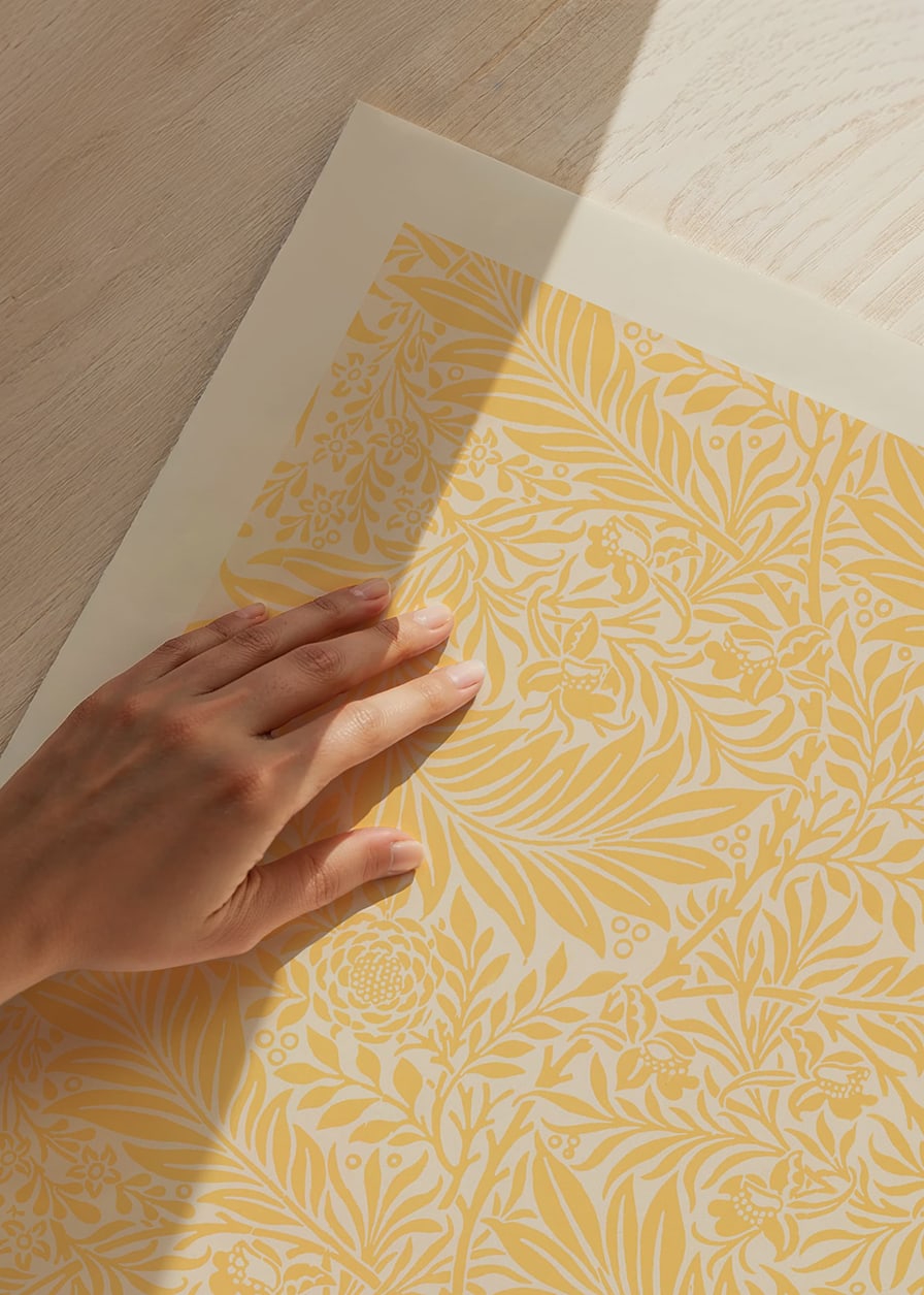 Tätt och grafiskt mönster med stiliserade larkspurblommor och små blad i gult, beige och blå toner mot ljus bakgrund-12