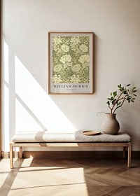 Tätt och stiliserat mönster med stora krysantemumblommor, slingrande blad och tunna grenar i mjuka gröna och beige toner-2