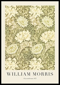 Tätt och stiliserat mönster med stora krysantemumblommor, slingrande blad och tunna grenar i mjuka gröna och beige toner-0