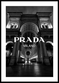 Mustavalkoinen yökuva Milanon valaistusta pelihallista ja Prada-tekstillä-2