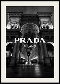 Mustavalkoinen yökuva Milanon valaistusta pelihallista ja Prada-tekstillä-4