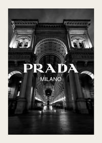Mustavalkoinen yökuva Milanon valaistusta pelihallista ja Prada-tekstillä-5